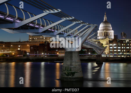 Le Millennium Bridge enjambe la Tamise entre le Tate Modern et la Cathédrale St Paul, photographié à la nuit, la lumière peinte avec une lumière du jour lampe équilibrée Banque D'Images