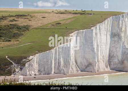 Sept sœurs falaises cliffs à seaford eastbourne UK visités par les résidents et les touristes de partout.Les gens sont très proches de l'effondrement bords Banque D'Images