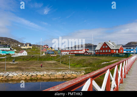 Passerelle et bâtiments traditionnels en bois dans petite ville de Paamiut (Frederikshåb), Sermersooq, Groenland Banque D'Images