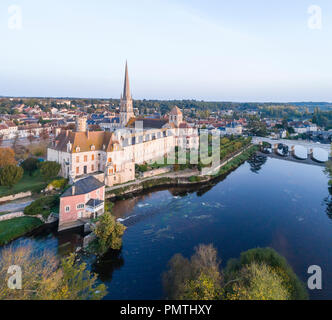 France, Vienne, Saint Savin sur Gartempe, l'église de l'abbaye de Saint Savin inscrite au Patrimoine Mondial de l'UNESCO et la rivière Gartempe (vue aérienne) // France, Vien Banque D'Images