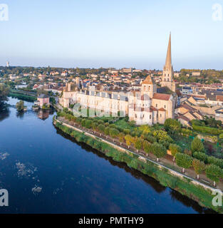 France, Vienne, Saint Savin sur Gartempe, l'église de l'abbaye de Saint Savin inscrite au Patrimoine Mondial de l'UNESCO et la rivière Gartempe (vue aérienne) // France, Vien Banque D'Images