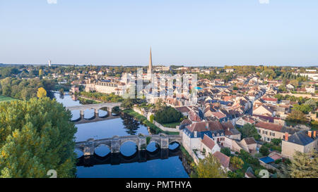 France, Vienne, Saint Savin sur Gartempe, l'église de l'abbaye de Saint Savin inscrite au Patrimoine Mondial de l'UNESCO et la rivière Gartempe (vue aérienne) // France, Vien Banque D'Images