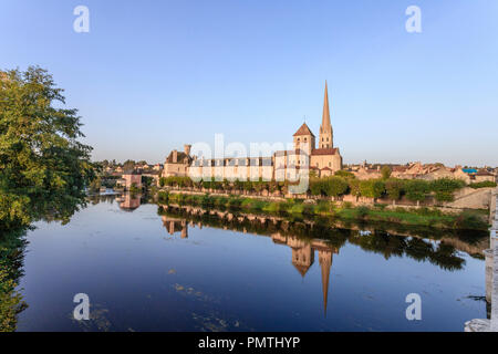 France, Vienne, Saint Savin sur Gartempe, l'église de l'abbaye de Saint Savin inscrite au Patrimoine Mondial de l'UNESCO et la rivière Gartempe // France, Vienne (86), Saint Banque D'Images