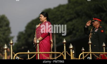 Katmandou, Népal. 19 Sep, 2018. Le Président népalais Bidhya Devi Bhandari prend part à une fonction spéciale célébrant le jour de la Constitution à l'armée népalaise Pavilion à Katmandou, Népal, 19 septembre 2018. Au Népal, le mercredi, a observé le troisième jour de Constitution aussi connu comme la fête nationale, marquant l'anniversaire de la promulgation de la constitution. Credit : Sunil Sharma/Xinhua/Alamy Live News Banque D'Images