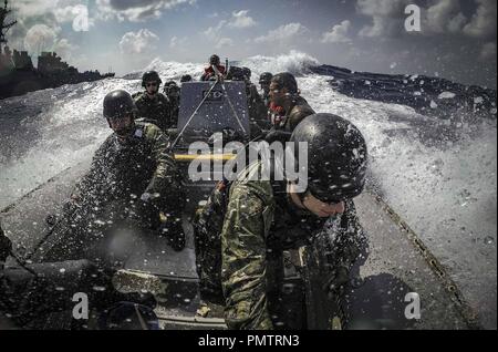 10 septembre 2018 - Mer Méditerranée - mer Méditerranée (sept. 10, 2018) marins manœuvrer un canot pneumatique à coque rigide aux côtés de la classe Arleigh Burke destroyer lance-missiles USS Carney (DDG 64) tout en participant à la visite, conseil, perquisition et saisie (VBSS) pendant l'exercice Bright Star 2018. Bright Star est un exercice multilatéral le Commandement central américain a tenu avec la République arabe d'Égypte a porté sur la réponse aux scénarios modernes de sécurité. La Marine américaine et ressources de la coalition participent à de nombreux exercices, tels que Bright Star, dans le cadre de la plus grande Mine et compteur de théâtre Banque D'Images