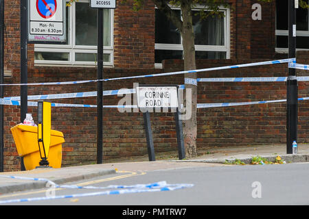 Islington, Tufnell Park, au nord de Londres. UK . 19 Sept 2018 - scène de crime dans Corinne Road, off road Jacques Foyer. Une enquête pour meurtre a été lancé après qu'un homme de 25 ans a été poignardé à mort à Islington, Tufnell Park, au nord de Londres. Ils ont appelé la police à 9.27pm le mardi 18 sept. à des rapports de l'homme poignardé sur Corinne Road, Tufnell Park dans. Agents ont donné les premiers soins homme et les paramédics de la London Ambulance Service assisté, bien qu'il n'a pas pu être sauvée. La police métropolitaine a dit qu'il a été déclaré mort sur les lieux à 10.07h. Credit : Dinendra Haria/Alamy Live News Banque D'Images