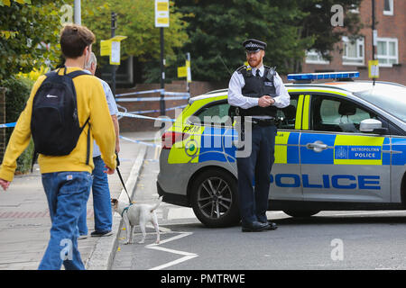 Islington, Tufnell Park, au nord de Londres. UK . 19 Sept 2018 - scène de crime dans Corinne Road, off road Jacques Foyer. Une enquête pour meurtre a été lancé après qu'un homme de 25 ans a été poignardé à mort à Islington, Tufnell Park, au nord de Londres. Ils ont appelé la police à 9.27pm le mardi 18 sept. à des rapports de l'homme poignardé sur Corinne Road, Tufnell Park dans. Agents ont donné les premiers soins homme et les paramédics de la London Ambulance Service assisté, bien qu'il n'a pas pu être sauvée. La police métropolitaine a dit qu'il a été déclaré mort sur les lieux à 10.07h. Credit : Dinendra Haria/Alamy Live News Banque D'Images