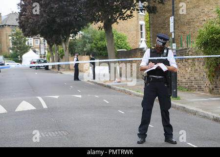 Islington, Tufnell Park, au nord de Londres. UK . 19 Sept 2018 - Une tente de la police sur les lieux en Corinne Road, off road Jacques Foyer. Une enquête pour meurtre a été lancé après qu'un homme de 25 ans a été poignardé à mort à Islington, Tufnell Park, au nord de Londres. Ils ont appelé la police à 9.27pm le mardi 18 sept. à des rapports de l'homme poignardé sur Corinne Road, Tufnell Park dans. Agents ont donné les premiers soins homme et les paramédics de la London Ambulance Service assisté, bien qu'il n'a pas pu être sauvée. La police métropolitaine a dit qu'il a été déclaré mort sur les lieux à 10.07h. Credit : Dinendra Haria/Alamy Live News Banque D'Images