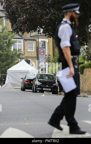 Islington, Tufnell Park, au nord de Londres. UK . 19 Sept 2018 - Une tente de la police sur les lieux en Corinne Road, off road Jacques Foyer. Une enquête pour meurtre a été lancé après qu'un homme de 25 ans a été poignardé à mort à Islington, Tufnell Park, au nord de Londres. Ils ont appelé la police à 9.27pm le mardi 18 sept. à des rapports de l'homme poignardé sur Corinne Road, Tufnell Park dans. Agents ont donné les premiers soins homme et les paramédics de la London Ambulance Service assisté, bien qu'il n'a pas pu être sauvée. La police métropolitaine a dit qu'il a été déclaré mort sur les lieux à 10.07h. Credit : Dinendra Haria/Alamy Live News Banque D'Images