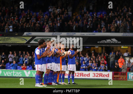 Ipswich, Royaume-Uni. 18 Sep 2018. Les joueurs d'Ipswich Town pendant la minute d'applaudissements à l'égard de l'ancien joueur d'Ipswich Town, Kevin Beattie qui est décédé cette semaine - Ipswich Town v Brentford, Sky Bet Championship, Portman Road, Ipswich - 18 septembre 2018 Credit : Richard Calver/Alamy Live News Banque D'Images