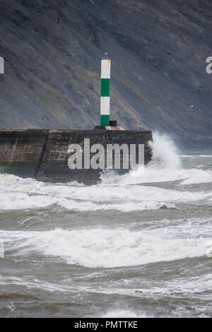 Pays de Galles Aberystwyth UK, mercredi 19 septembre 2018 Météo Royaume-uni : une mer d'Aberystwyth, tempête comme Ali, le premier ouragan de la saison d'hiver au Royaume-Uni, gagne en puissance, ce qui porte de très grands vents et de fortes pluies pour l'ouest du Royaume-Uni aujourd'hui Photo © Keith Morris / Alamy Live News Banque D'Images