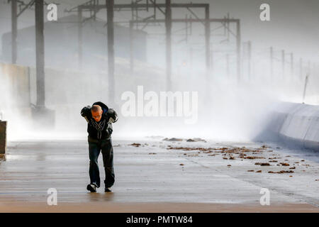 Saltcoats, en Écosse. 19 Sep 2018. Météo France : la côte ouest de l'Écosse a été battue par les forts vents de tempête Ali, avec rafales jusqu'à 80 mi/h et la marée haute et la mer agitée a attiré de nombreux spectateurs et photographes. Credit : Findlay/Alamy Live News Banque D'Images