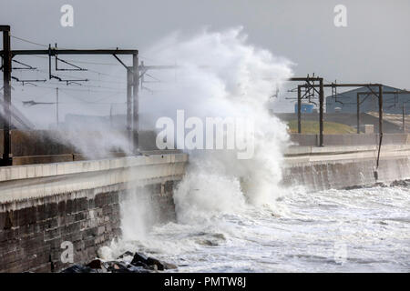 Saltcoats, en Écosse. 19 Sep 2018. Météo France : la côte ouest de l'Écosse a été battue par les forts vents de tempête Ali, avec rafales jusqu'à 80 mi/h et la marée haute et la mer agitée a attiré de nombreux spectateurs et photographes. Credit : Findlay/Alamy Live News Banque D'Images