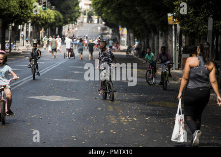 Tel Aviv, Israël. 19 Sep, 2018. 19 septembre 2018, Israël, Tel Aviv : les enfants jouent avec leurs bicyclettes sur une route vide pendant la fête juive de Yom Kippour à Tel Aviv, Israël, 19 septembre 2018. Yom Kippour, également connu comme le jour de l'Expiation, le jour le plus saint sur le calendrier juif, sur lequel le peuple juif effectuer le jeûne et prière intensive. Credit : Ilia Efimovitch/dpa/Alamy Live News Banque D'Images