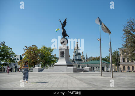 Les Charkiw, Ukraine. 19 Sep, 2018. Les gens passent devant une statue sur la place de la Constitution dans le centre-ville. Credit : Uwe Anspach/dpa/Alamy Live News Banque D'Images