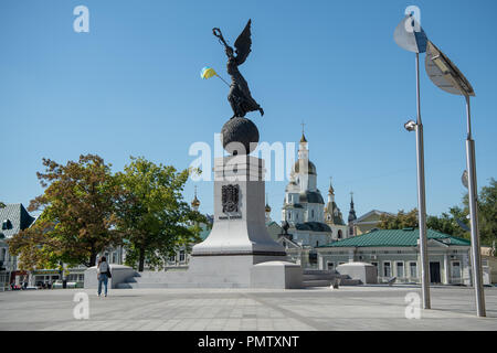 Les Charkiw, Ukraine. 19 Sep, 2018. Les gens passent devant une statue sur la place de la Constitution dans le centre-ville. Credit : Uwe Anspach/dpa/Alamy Live News Banque D'Images