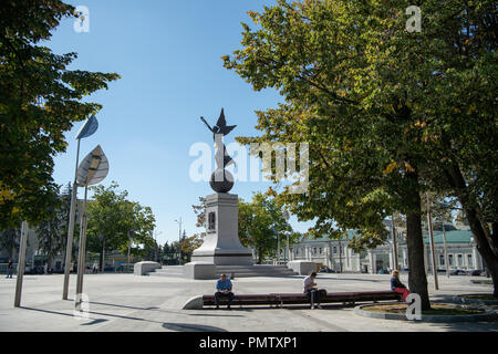 Les Charkiw, Ukraine. 19 Sep, 2018. Les gens sont assis en face d'une statue sur la place de la Constitution dans le centre-ville. Credit : Uwe Anspach/dpa/Alamy Live News Banque D'Images