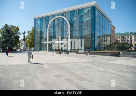 Les Charkiw, Ukraine. 19 Sep, 2018. Les gens passent devant le musée historique sur la place de la Constitution dans le centre-ville. Credit : Uwe Anspach/dpa/Alamy Live News Banque D'Images