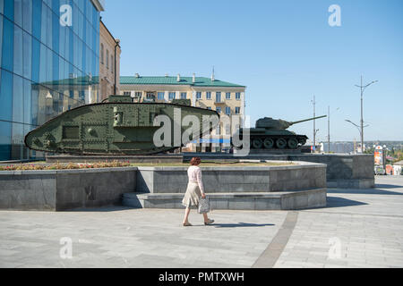 Les Charkiw, Ukraine. 19 Sep, 2018. Une femme entre deux vieilles citernes dans le centre-ville sur la place de la Constitution. Credit : Uwe Anspach/dpa/Alamy Live News Banque D'Images