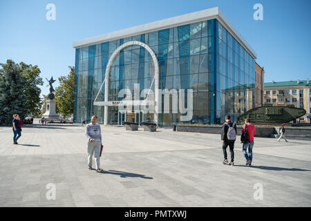 Les Charkiw, Ukraine. 19 Sep, 2018. Les gens passent devant le musée historique sur la place de la Constitution dans le centre-ville. Credit : Uwe Anspach/dpa/Alamy Live News Banque D'Images