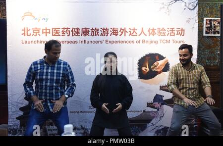 Beijing, Chine. 18 Sep, 2018. Deux touristes pakistanais Tai-Chi pratique sous la direction d'un instructeur au cours d'une activité de promotion de la culture chinoise détenus par la Commission municipale du tourisme de Beijing à Beijing, capitale de la Chine, 18 septembre 2018. Credit : Ren Pengfei/Xinhua/Alamy Live News Banque D'Images