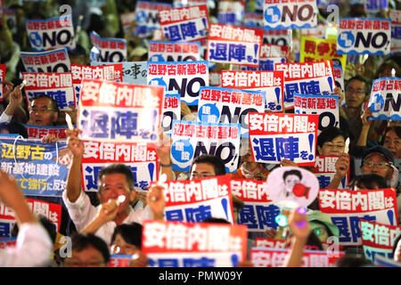 (180919) -- TOKYO, 19 septembre 2018 (Xinhua) -- les manifestants participent à une réunion à Tokyo, au Japon, le 19 septembre 2018. Des milliers de personnes à travers le Japon se sont rassemblés mercredi pour protester contre la sécurité controversée des lois qui ont été adoptées par le Parlement il y a trois ans. Plus de 5 000 manifestants se sont réunis dans le parc Hibiya, centre-ville de Tokyo, le mercredi soir, appelant à l'abolition des lois de sécurité controversé. (Xinhua/Du Xiaoyi) (zhf) Banque D'Images