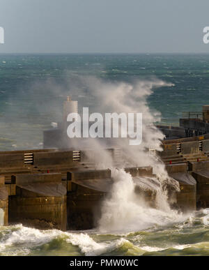 Brighton UK 19 Septembre 2018 - Les vagues déferlent sur le mur ouest Brighton Marina comme des vents forts commencer à mieux la côte sud avec Ali tempête approchant . Des vents violents ont causé des dommages en Irlande et en Écosse jusqu'à présent avec des vents devrait se poursuivre tout au long de la Grande-Bretagne au cours des prochains jours de crédit : Simon Dack/Alamy Live News Banque D'Images