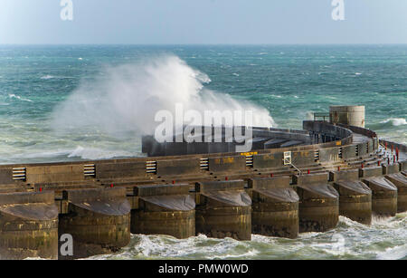 Brighton UK 19 Septembre 2018 - Les vagues déferlent sur le mur ouest Brighton Marina comme des vents forts commencer à mieux la côte sud avec Ali tempête approchant . Des vents violents ont causé des dommages en Irlande et en Écosse jusqu'à présent avec des vents devrait se poursuivre tout au long de la Grande-Bretagne au cours des prochains jours de crédit : Simon Dack/Alamy Live News Banque D'Images