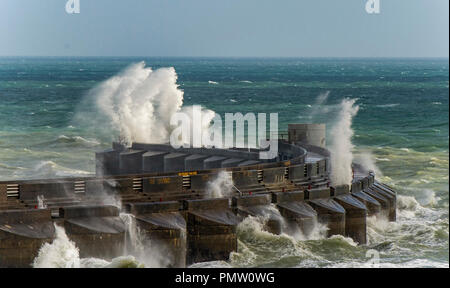 Brighton UK 19 Septembre 2018 - Les vagues déferlent sur le mur ouest Brighton Marina comme des vents forts commencer à mieux la côte sud avec Ali tempête approchant . Des vents violents ont causé des dommages en Irlande et en Écosse jusqu'à présent avec des vents devrait se poursuivre tout au long de la Grande-Bretagne au cours des prochains jours de crédit : Simon Dack/Alamy Live News Banque D'Images