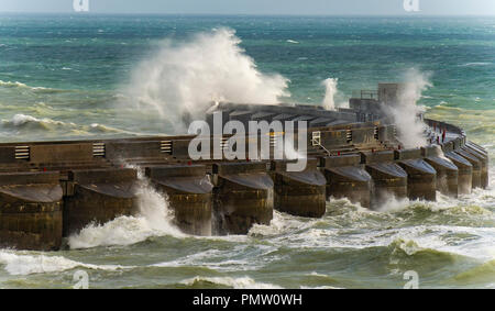 Brighton UK 19 Septembre 2018 - Les vagues déferlent sur le mur ouest Brighton Marina comme des vents forts commencer à mieux la côte sud avec Ali tempête approchant . Des vents violents ont causé des dommages en Irlande et en Écosse jusqu'à présent avec des vents devrait se poursuivre tout au long de la Grande-Bretagne au cours des prochains jours de crédit : Simon Dack/Alamy Live News Banque D'Images