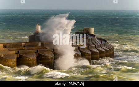 Brighton UK 19 Septembre 2018 - Les vagues déferlent sur le mur ouest Brighton Marina comme des vents forts commencer à mieux la côte sud avec Ali tempête approchant . Des vents violents ont causé des dommages en Irlande et en Écosse jusqu'à présent avec des vents devrait se poursuivre tout au long de la Grande-Bretagne au cours des prochains jours de crédit : Simon Dack/Alamy Live News Banque D'Images