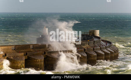 Brighton UK 19 Septembre 2018 - Les vagues déferlent sur le mur ouest Brighton Marina comme des vents forts commencer à mieux la côte sud avec Ali tempête approchant . Des vents violents ont causé des dommages en Irlande et en Écosse jusqu'à présent avec des vents devrait se poursuivre tout au long de la Grande-Bretagne au cours des prochains jours de crédit : Simon Dack/Alamy Live News Banque D'Images