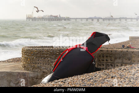 Brighton UK 19 Septembre 2018 - une tente est soufflé sur sur la plage de Brighton comme des vents forts commencer à mieux la côte sud avec Ali tempête approchant . Des vents violents ont causé des dommages en Irlande et en Écosse jusqu'à présent avec des vents devrait se poursuivre tout au long de la Grande-Bretagne au cours des prochains jours de crédit : Simon Dack/Alamy Live News Banque D'Images