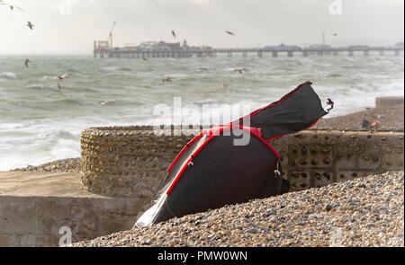 Brighton UK 19 Septembre 2018 - une tente est soufflé sur sur la plage de Brighton comme des vents forts commencer à mieux la côte sud avec Ali tempête approchant . Des vents violents ont causé des dommages en Irlande et en Écosse jusqu'à présent avec des vents devrait se poursuivre tout au long de la Grande-Bretagne au cours des prochains jours de crédit : Simon Dack/Alamy Live News Banque D'Images