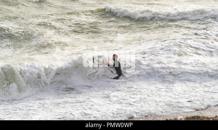 Brighton UK 19 Septembre 2018 - un kite surfer exploite au maximum les conditions que des vents forts commencer à mieux la côte sud avec Ali tempête approchant . Des vents violents ont causé des dommages en Irlande et en Écosse jusqu'à présent avec des vents devrait se poursuivre tout au long de la Grande-Bretagne au cours des prochains jours de crédit : Simon Dack/Alamy Live News Banque D'Images