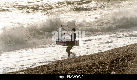 Brighton UK 19 Septembre 2018 - un kite surfer exploite au maximum les conditions que des vents forts commencer à mieux la côte sud avec Ali tempête approchant . Des vents violents ont causé des dommages en Irlande et en Écosse jusqu'à présent avec des vents devrait se poursuivre tout au long de la Grande-Bretagne au cours des prochains jours de crédit : Simon Dack/Alamy Live News Banque D'Images