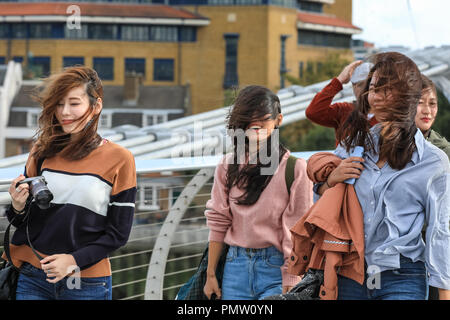 Londres, Royaume-Uni, 19 Sep 2018. La lutte est forte, avec "des rafales de vents" sur le pont du millénaire au centre de Londres, bien que les températures restent exceptionnellement doux. Credit : Imageplotter News et Sports/Alamy Live News Banque D'Images