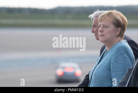 19 septembre 2018, Bade-Wurtemberg, Immendingen : Thomas Strobl (CDU), Ministre de l'intérieur du Bade-Wurtemberg, et la Chancelière allemande, Angela Merkel (CDU) se tiendra sur une seule plate-forme lorsque la nouvelle testing and technology centre s'ouvre. Photo : Marijan Murat/dpa Banque D'Images