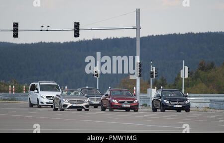 19 septembre 2018, Bade-Wurtemberg, Immendingen : Les voitures sont roulant sur une piste d'essai lors d'une séduction lors de la mise en service d'un nouveau test et Daimler AG Centre de technologie. Photo : Marijan Murat/dpa Banque D'Images