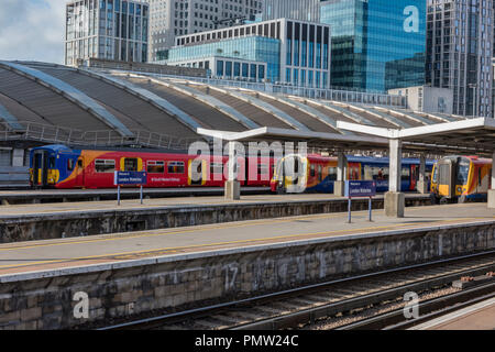 Londres, Royaume-Uni. 19 septembre 2018. Plus d'action industrielle par des gardes sur le réseau ferroviaire du sud-ouest est prévu pour cette semaine, ce qui signifie que les passagers auront à subir un autre 48 heures d'interruption et annulation des services sur les trains arrivant de Londres Waterloo à Hampshire, Wiltshire, Dorset et de Surrey. Le rôle de gardiens dans les trains est la raison de la grève organisée par l'EGI trades union. Crédit : Steve Hawkins Photography/Alamy Live News Banque D'Images