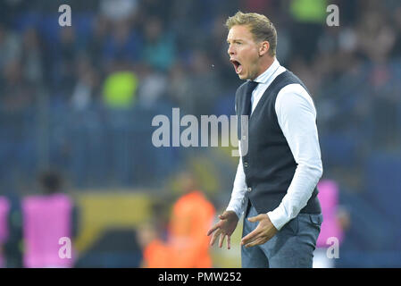 19 septembre 2018, l'Ukraine, les Charkiw : Soccer : Ligue des Champions, Schachtjor - Donezk 1899 Hoffenheim, phase Groupe, Groupe F, Journée 1, au stade Metalist. Le formateur de Hoffenheim Julian Nagelsmann fournit des instructions. Photo : Uwe Anspach/dpa Banque D'Images