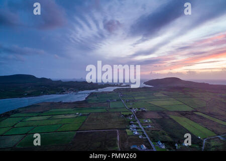 Coucher de soleil sur l'île de Valentia, CountyKerry l'Irlande après la tempête Ali passé près de la comté Banque D'Images