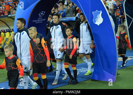 19 septembre 2018, l'Ukraine, les Charkiw : Soccer : Ligue des Champions, Schachtjor - Donezk 1899 Hoffenheim, phase Groupe, Groupe F, Journée 1, au stade Metalist. Hoffenheim's Leonardo Bittencourt (l-r), Nico Schulz et Andrej Kramaric arrivent dans le stade au début du match. Photo : Uwe Anspach/dpa Banque D'Images