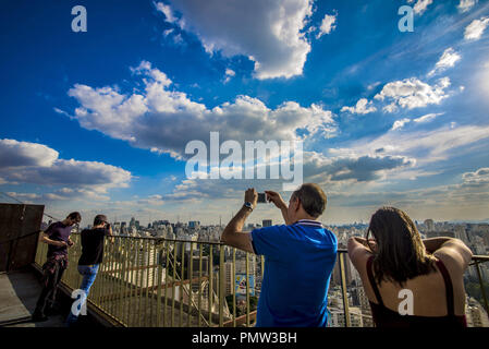 19 septembre 2018 - SÃ£o Paulo, SÃ£o Paulo, Brésil - Sao Paulo SP, SP 19/09/2018 Météo Climat : SÃ£o Paulo a un jour chaud et ensoleillé, les touristes profiter de la vue sur la ville à travers le point de vue de l'immeuble Copan dans la région centrale. (Crédit Image : © Cris Faga/Zuma sur le fil) Banque D'Images