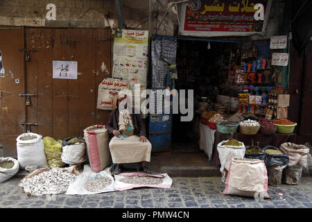 Sanaa, Yémen. 19 Sep, 2018. Un vendeur yéménite attend les clients dans un marché à Sanaa, Yémen, le 19 septembre 2018. Dans la vieille ville historique de la capitale du Yémen, Sanaa, les gens ici sont graves non seulement de la guerre et air-mer-terre blocus qui a été dévastatrice vie de plus de 25 millions d'habitants depuis plus de trois ans. Credit : Mohammed Mohammed/Xinhua/Alamy Live News Banque D'Images