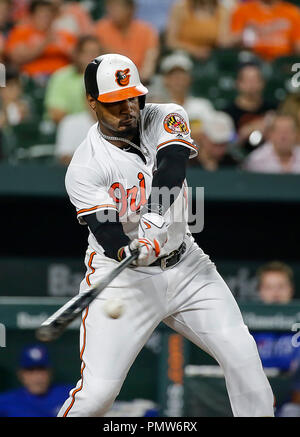 Baltimore, USA. 19 Sep, 2018. Droit des orioles de Baltimore, Fielder # 10 Adam Jones obtient un succès pendant un match entre les Orioles de Baltimore et les Blue Jays de Toronto à Camden Yards de Baltimore, MD. Justin Cooper/CSM/Alamy Live News Banque D'Images