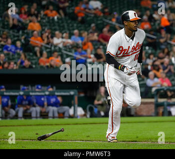 Baltimore, USA. 19 Sep, 2018. Droit des orioles de Baltimore, Fielder # 10 Adam Jones s'exécute à la première base pendant un match entre les Orioles de Baltimore et les Blue Jays de Toronto à Camden Yards de Baltimore, MD. Justin Cooper/CSM/Alamy Live News Banque D'Images