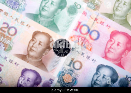 Yuan pièce sur l'arrière-plan des billets en chinois Banque D'Images