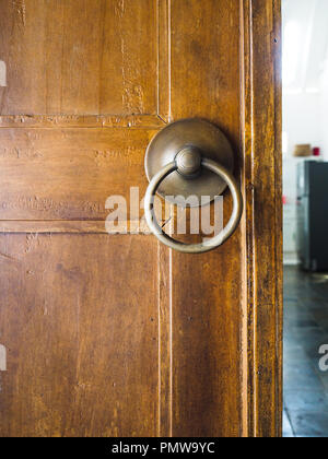 Vintage porte en bois javanais et le bouton Banque D'Images