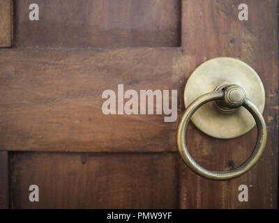 Vintage porte en bois javanais et le bouton Banque D'Images